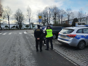 policjantka i straż miejsca kontrolują miejsca przebywania osób bezdomnych w tle budynki
