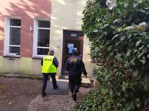 policjantka i straż miejsca kontrolują miejsca przebywania osób bezdomnych w tle budynki