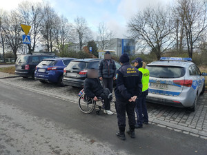 policjantka i straż miejsca kontrolują miejsca przebywania osób bezdomnych w tle budynki