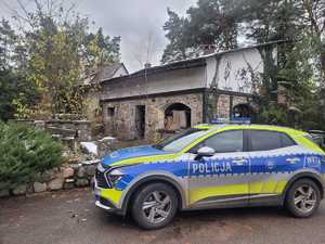 radiowóz w tle pustostan