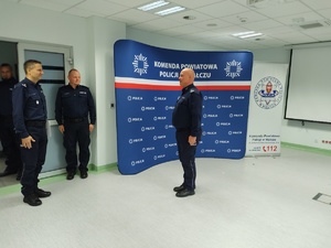 wspólne zdjęcie w tle ścianka z logo policji