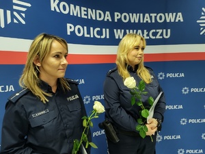 policjantki na tle ścianki z logo policji