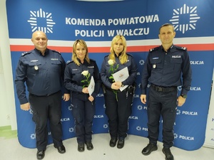 wspólne zdjęcie w tle ścianka z logo policji