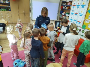 policjantka rozmawia z dziećmi w tle pluszowe misie i wyposażenie sali