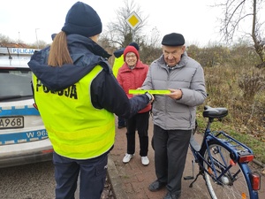 policjantki rozmawiają z rowerzystami w tle ulica