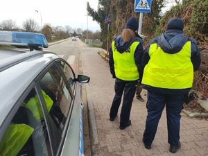 policjantki rozmawiają z rowerzystami w tle ulica