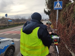 policjantki rozmawiają z rowerzystami w tle ulica