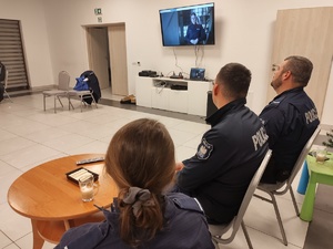 policjanci oglądają film w tle ekran