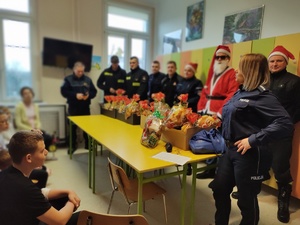 Mikołaj u dzieci w szpitalu w tle sala