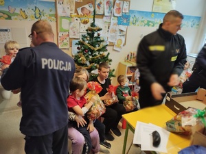 Mikołaj u dzieci na oddziale w tle sala