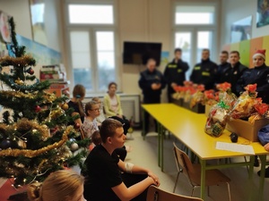 Mikołaj u dzieci na oddziale w tle sala
