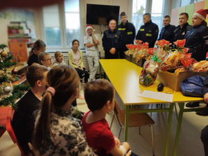 Mikołaj u dzieci na oddziale w tle sala