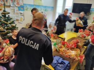 Mikołaj u dzieci na oddziale w tle sala