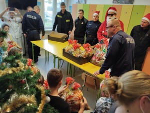 Mikołaj u dzieci na oddziale w tle sala