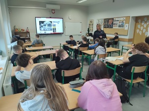 policjantka rozmawia z uczniami w tle wyposażenie sali