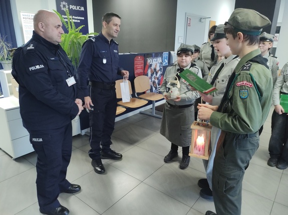 Komendant przyjmuje harcerzy w tle wyposażenie pomieszczeń jednostki