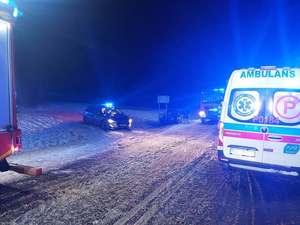 karetka pogotowia w tle pojazd policji i ulica