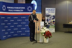 uroczystość zdania stanowiska w tle wyposażenie sali i zaproszeni goście