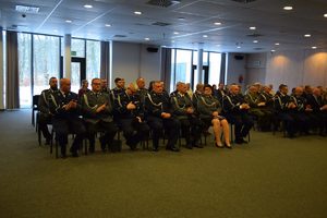 uroczystość zdania stanowiska w tle wyposażenie sali i zaproszeni goście