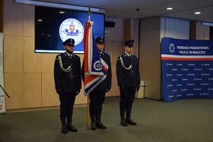 uroczystość zdania stanowiska w tle wyposażenie sali i zaproszeni goście