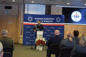 uroczystość zdania stanowiska w tle wyposażenie sali i zaproszeni goście