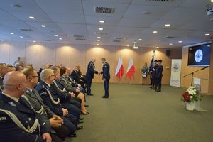 uroczystość zdania stanowiska w tle wyposażenie sali i zaproszeni goście
