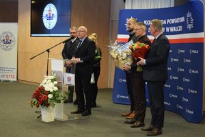 uroczystość zdania stanowiska w tle wyposażenie sali i zaproszeni goście