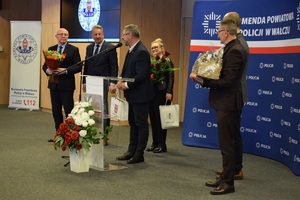 uroczystość zdania stanowiska w tle wyposażenie sali i zaproszeni goście