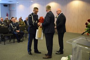 uroczystość zdania stanowiska w tle wyposażenie sali i zaproszeni goście