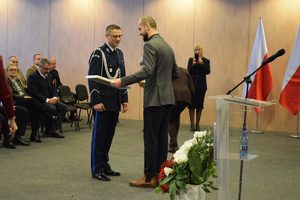 uroczystość zdania stanowiska w tle wyposażenie sali i zaproszeni goście