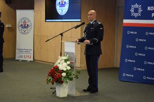 uroczystość zdania stanowiska w tle wyposażenie sali i zaproszeni goście