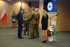 uroczystość zdania stanowiska w tle wyposażenie sali i zaproszeni goście