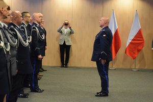 uroczystość zdania stanowiska w tle wyposażenie sali i zaproszeni goście