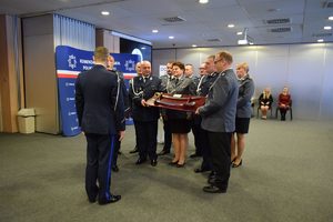 uroczystość zdania stanowiska w tle wyposażenie sali i zaproszeni goście