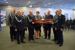 uroczystość zdania stanowiska w tle wyposażenie sali i zaproszeni goście