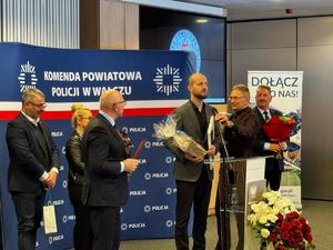 uroczystość zdania stanowiska w tle wyposażenie sali i zaproszeni goście