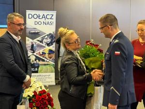 uroczystość zdania stanowiska w tle wyposażenie sali i zaproszeni goście