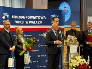 uroczystość zdania stanowiska w tle wyposażenie sali i zaproszeni goście