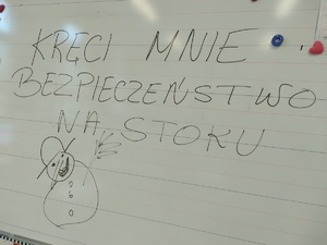 policjantka rozmawia z dziećmi w tle sala lekcyjna