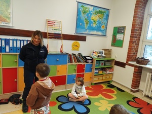 policjantka rozmawia z dziećmi w tle sala lekcyjna