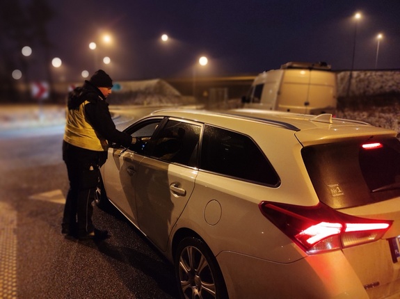 policjanci sprawdzają trzeźwość kierujących w tle poranek i ulica