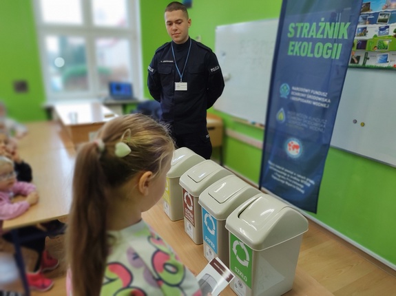 policjanci rozmawiają z uczniami w tle klasa