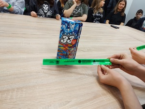 puszka WOŚP przed nią opaska odblaskowa w dłoni wolontariusza