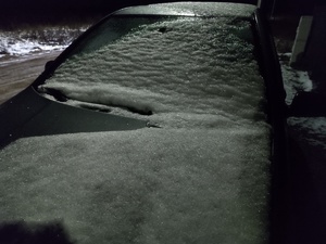 ośnieżone pojazd prywatny w tle noc