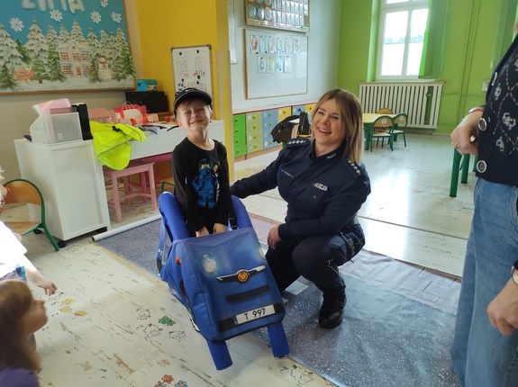 policjantka rozmawia z dziećmi w tle wyposażenie przedszkola