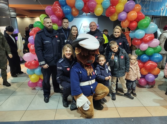 policjanci rozmawiają z odwiedzjącymi WCK w tle inne osoby i hol