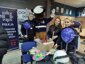 policjanci rozmawiają z odwiedzającymi WCK w tle inne osoby i hol