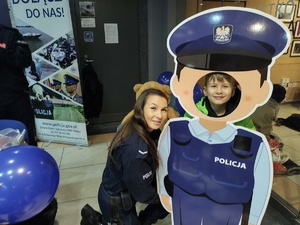 policjanci rozmawiają z odwiedzającymi WCK w tle inne osoby i hol