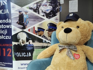 policjanci rozmawiają z odwiedzającymi WCK w tle inne osoby i hol