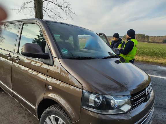 policjanci WRD kontrolują pojazdy, w tle ulica